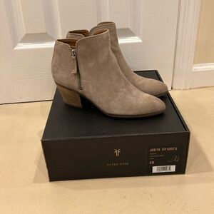 Frye Judith Zip Bootie Size 9M in Ash -New